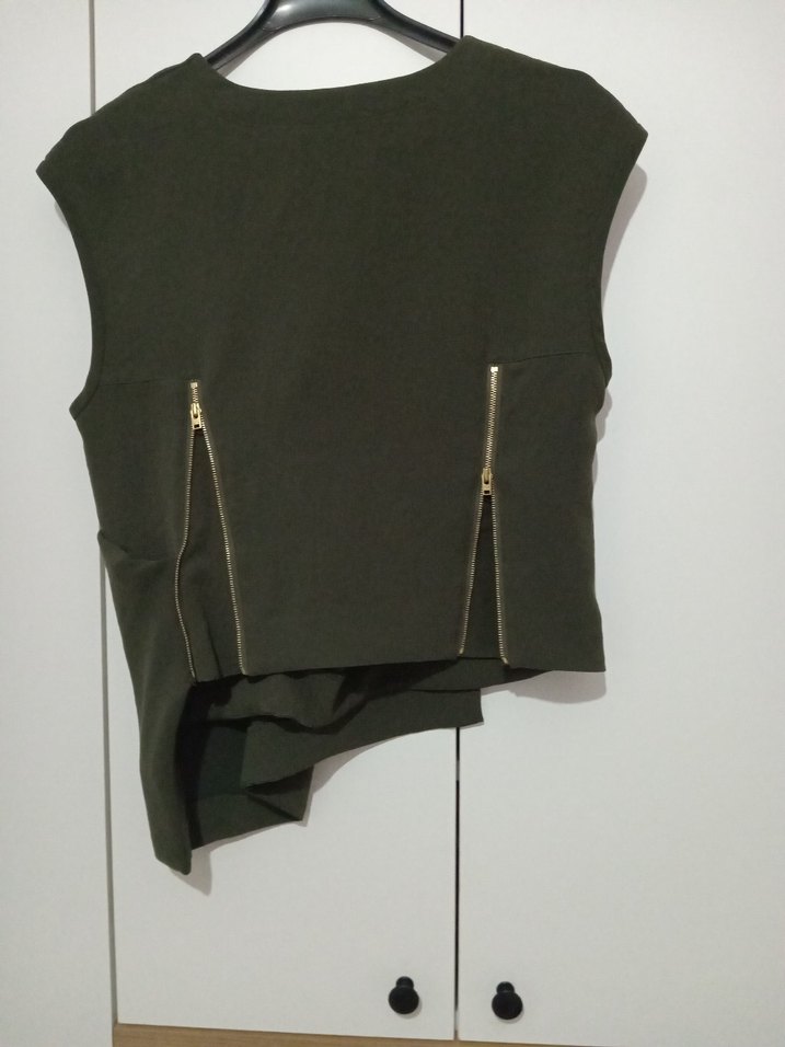 haki renk Detaylı tasarim Kolsuz bluz - Görsel 4