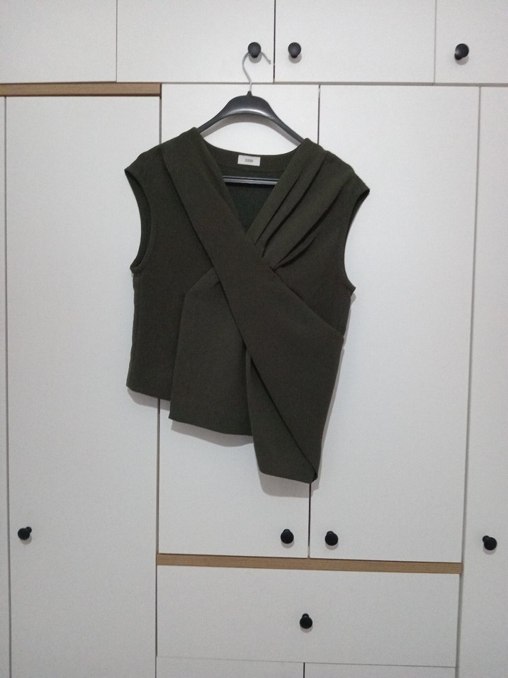 haki renk Detaylı tasarim Kolsuz bluz - Görsel 2