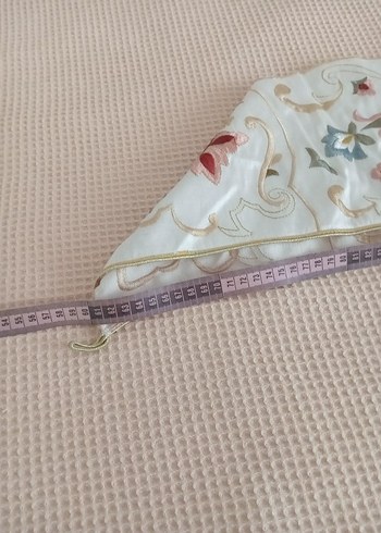 Beden ten rengi Renk Bej Nakışlı Kare Masa Örtüsü kenari simli işlemeli