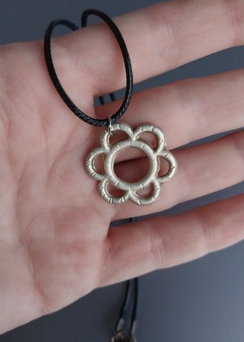 Çiçek Motifli Midi Kolye - Görsel 3