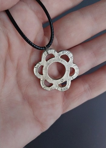 Çiçek Motifli Midi Kolye - Görsel 4