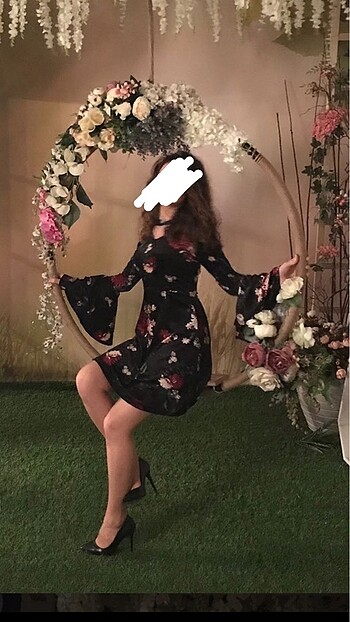Kadife çiçekli kısa elbise