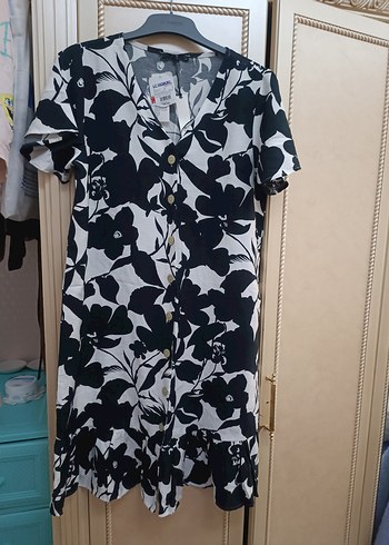 LC Waikiki Siyah Beyaz Düğmeli Mini Elbise