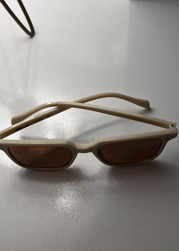 Bej Şeffaf Çerçeveli Minimalist Kadın Güneş Gözlüğü - Görsel 2