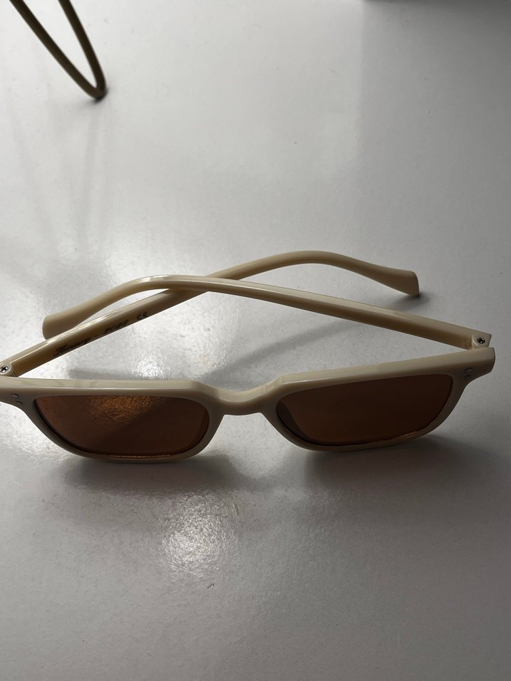Bej Şeffaf Çerçeveli Minimalist Kadın Güneş Gözlüğü - Görsel 2
