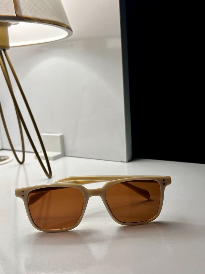 Bej Şeffaf Çerçeveli Minimalist Kadın Güneş Gözlüğü - Görsel 3