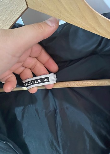 Siyah Kürklü Kapüşonlu Kadın Yelek - Görsel 4