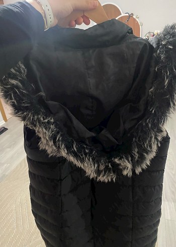 Siyah Kürklü Kapüşonlu Kadın Yelek - Görsel 2