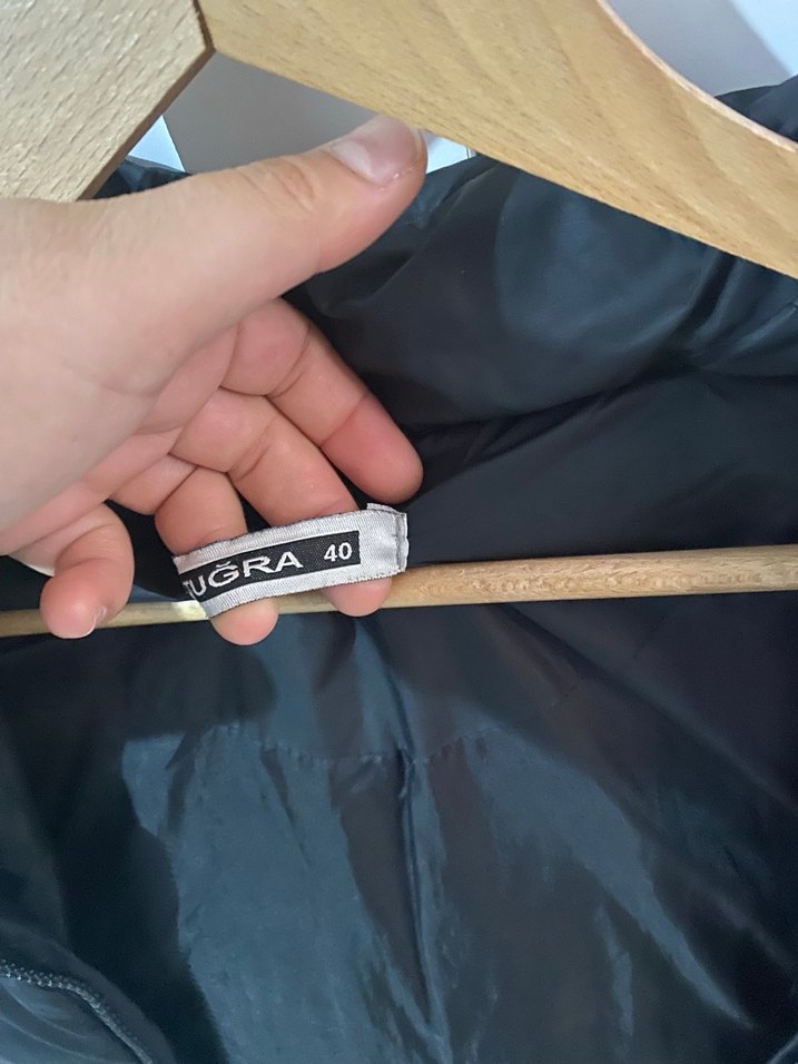 Siyah Kürklü Kapüşonlu Kadın Yelek - Görsel 4