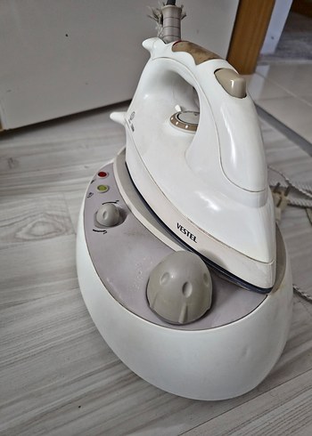 Beden Vestel Beyaz Buharlı Ütü 2200W