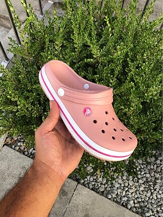 Crocs 37 numara ürün ufak hatalıdır diger tekinde logo sökülme
