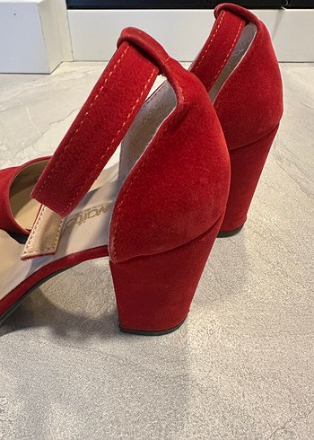 Kırmızı Süet Stiletto Tokalı Kadın Ayakkabı - Görsel 2