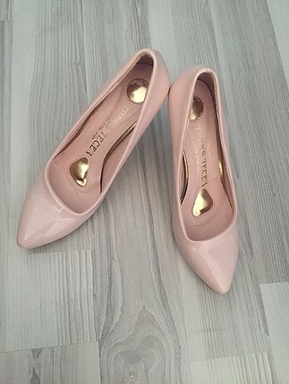 Pudra rengi veya stiletto (temiz)