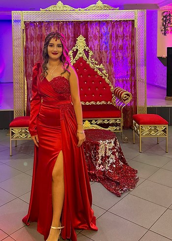 Kırmızı Drapeli Uzun Straplez Yırtmaçlı Elbise - Görsel 2