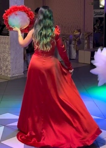 Kırmızı Drapeli Uzun Straplez Yırtmaçlı Elbise - Görsel 3