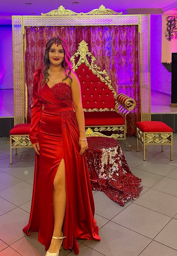 Kırmızı Drapeli Uzun Straplez Yırtmaçlı Elbise - Görsel 2