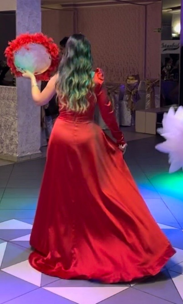 Kırmızı Drapeli Uzun Straplez Yırtmaçlı Elbise - Görsel 3