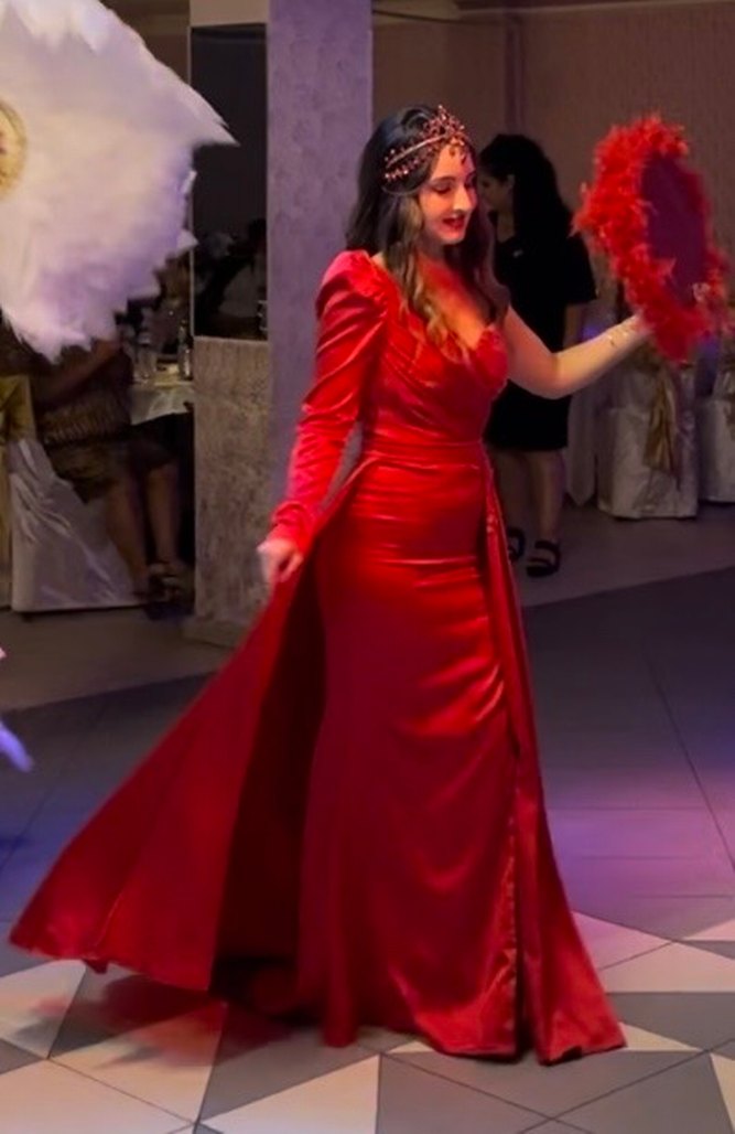 Kırmızı Drapeli Uzun Straplez Yırtmaçlı Elbise - Görsel 4