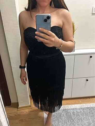 Siyah püsküllü elbise
