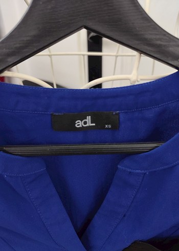 Düğmeli V Yakalı Mavi Kadın Gömlek - Görsel 2