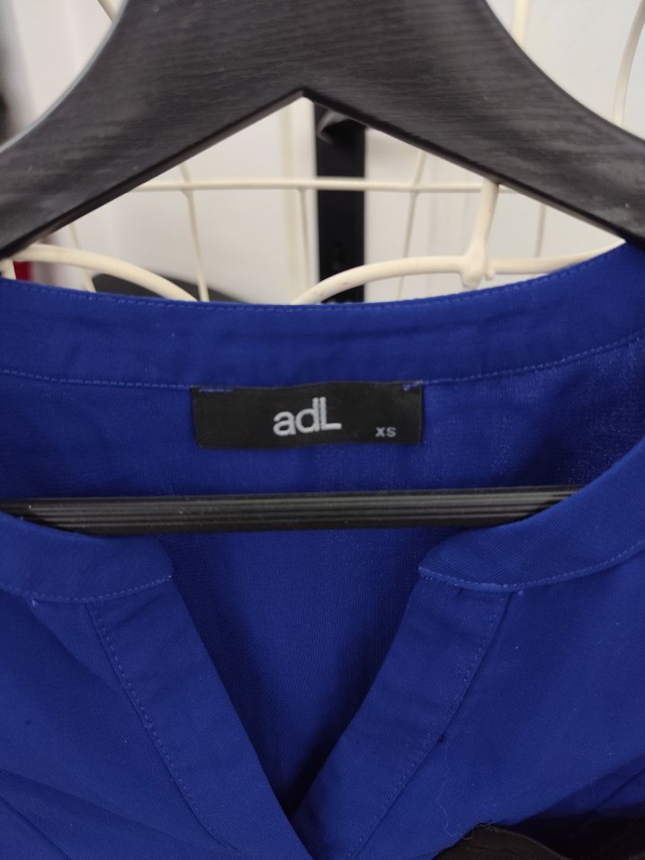 Düğmeli V Yakalı Mavi Kadın Gömlek - Görsel 2