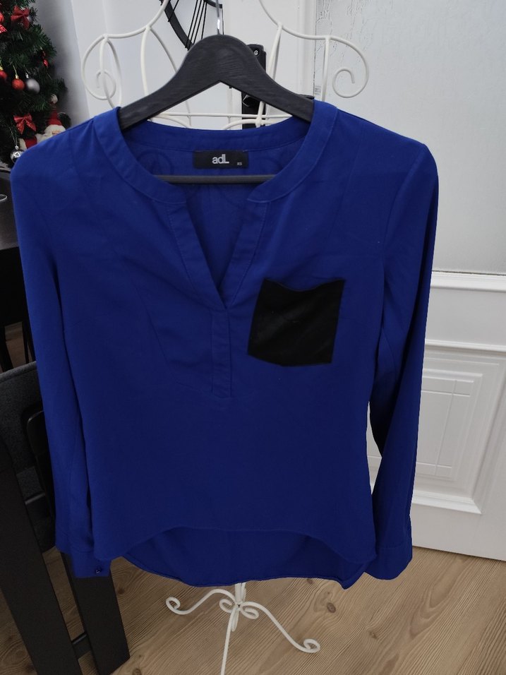 Düğmeli V Yakalı Mavi Kadın Gömlek - Görsel 3