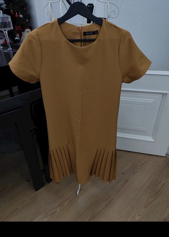 Pilise Detaylı Kısa Kollu elbise - Görsel 2