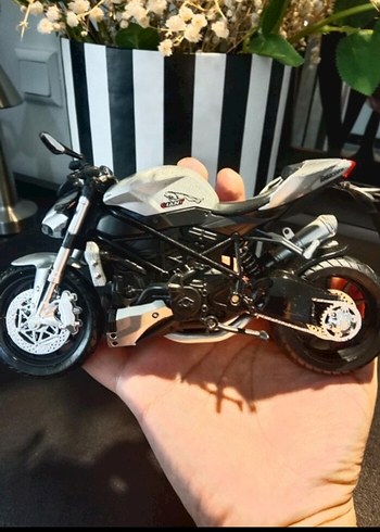 Beyaz ve Gri koleksiyonluk Motosiklet