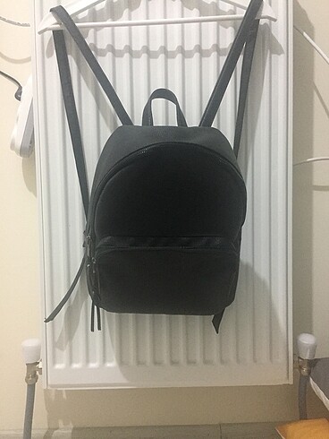 Siyah deri görünümlü sırt çantası