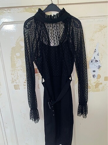 Siyah elbise midi