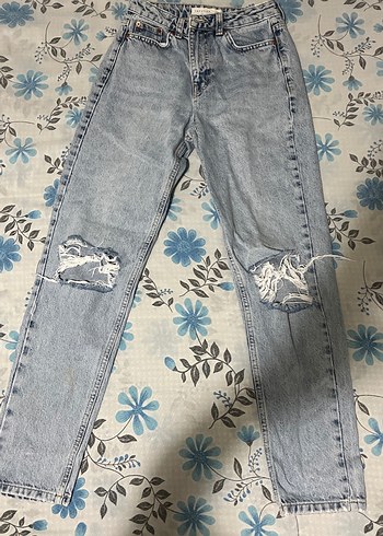 Açık Mavi Yırtık Detaylı Mom Denim Jean
