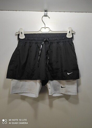 Nike Taytlı spor şort tertemiz çok kullanışlı 