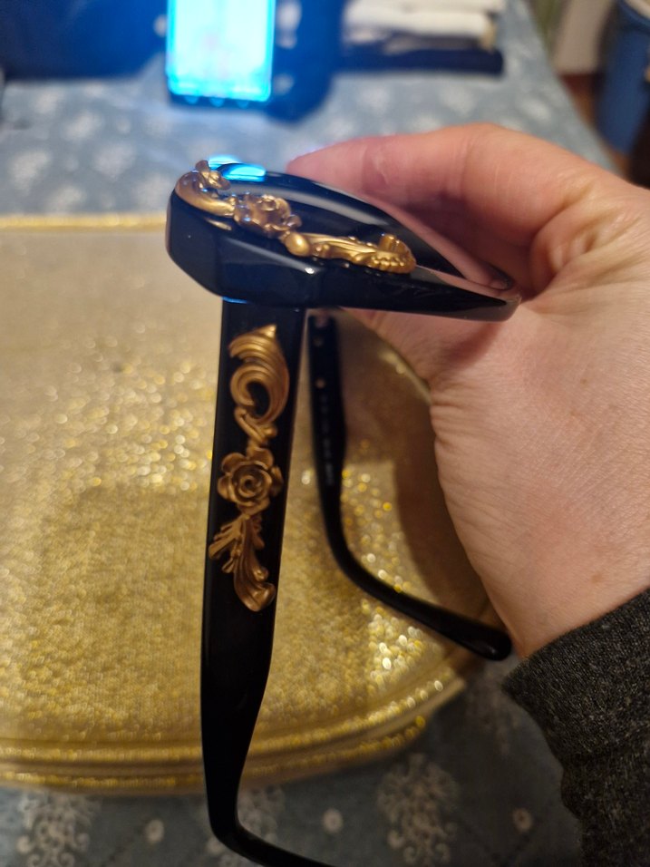 DOLGE GABBANA Altın Renkli Pullu Gotik Kadın Gözlüğü - Görsel 3