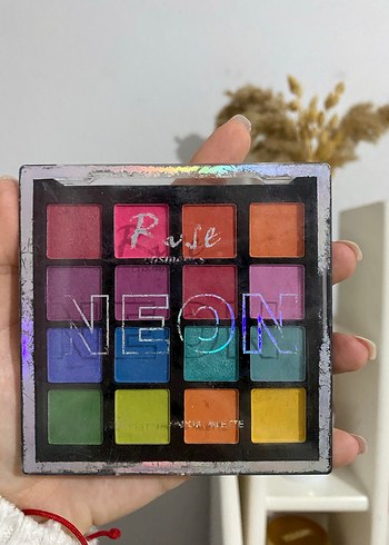 Canlı Renklerde Çok Renkli Far Paleti - Görsel 2