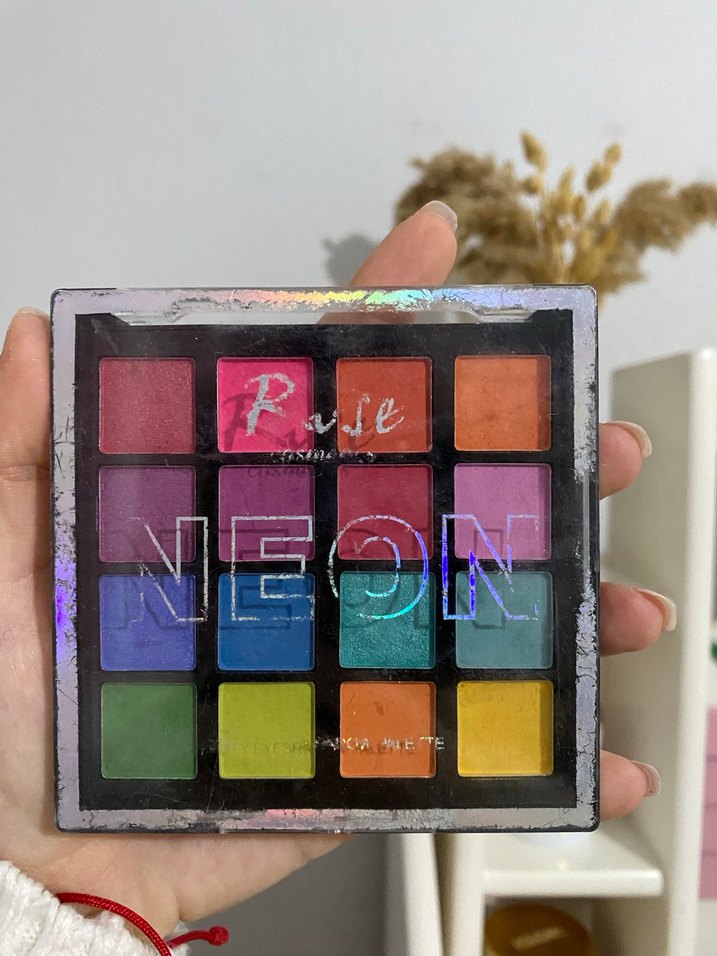 Canlı Renklerde Çok Renkli Far Paleti - Görsel 2