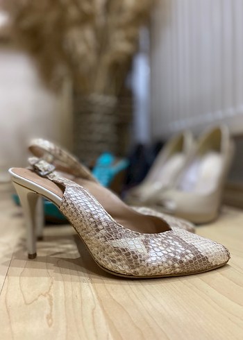 Bej Yılan Desenli Dolgu Topuklu Kadın Ayakkabı - Görsel 4