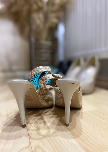 Bej Yılan Desenli Dolgu Topuklu Kadın Ayakkabı - Görsel 3