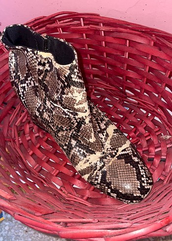 Yılan Desenli Kahverengi Deri Kadın Bot - Görsel 5