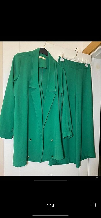 Yeşil bol paça pantolonlu tesettür takım