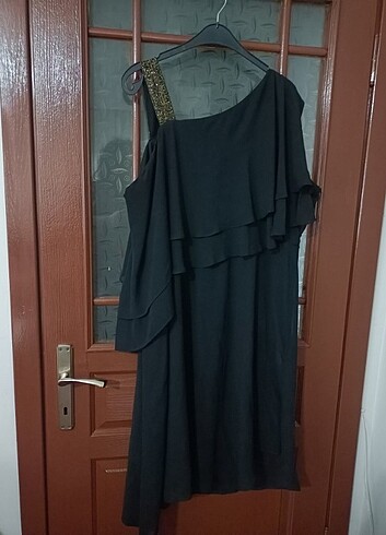 52 Beden siyah Renk Tek omuz detaylı elbise