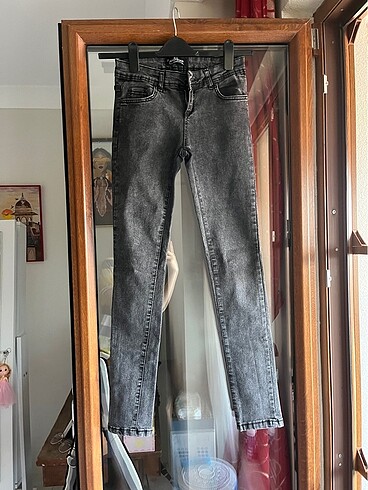 grili siyahlı jean