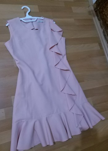 Pembe V Yakalı Fırfırlı Midi Elbise