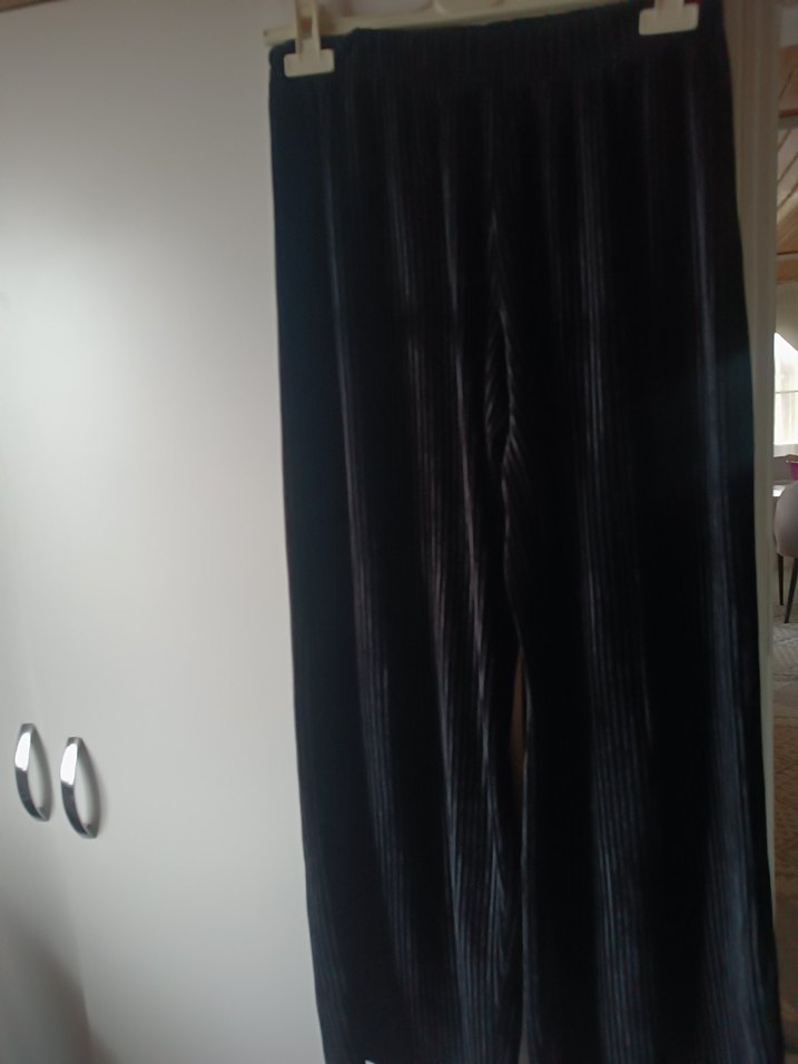 Siyah Piliseli Uzun Kadın Kumaş Pantolon - Görsel 2