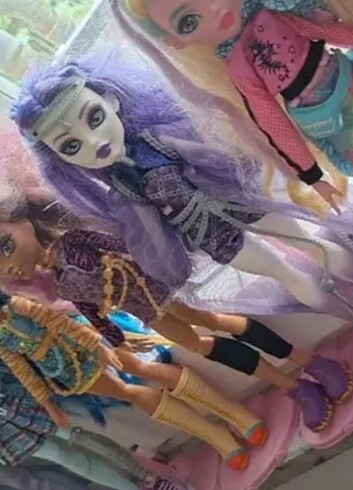 Barbie monster high bebek standı