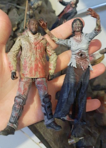 The Walking Dead Aksiyon Figürleri Zombi ve Morgan