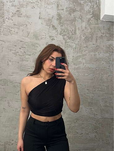 Tek omuz pliseli crop bluz