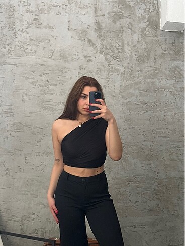Bershka Tek omuz pliseli crop bluz