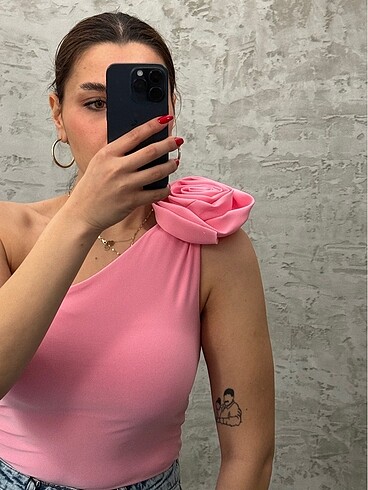 Bershka Çiçek Toka Detaylı Premium Tek Kol Bluz