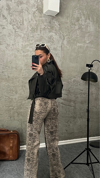 Zara Yılan Desenli Straight Jean