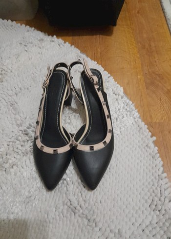 Kemer Detaylı Siyah Stiletto